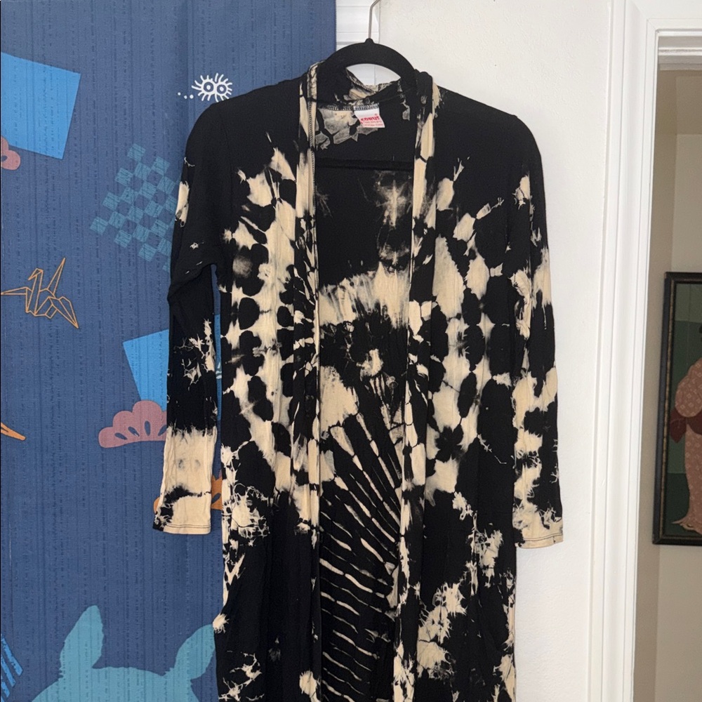 Black & Cream Tie-Dye Cover